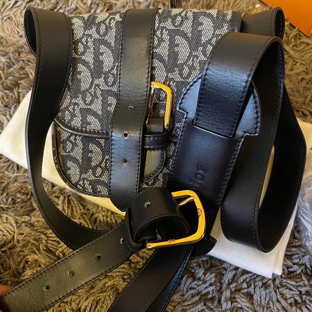 Dior crossbody bag. - Picture 2 of 8